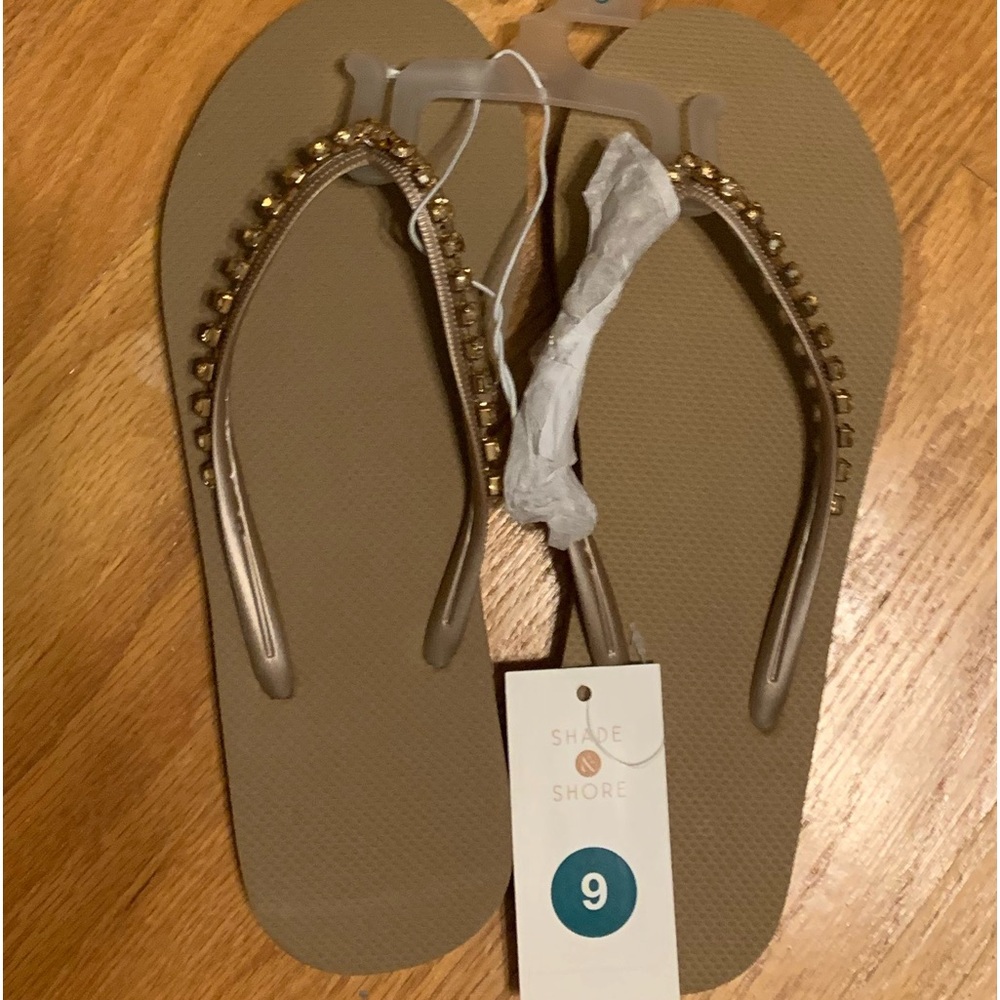 Brand new woman’s flip flops size 9